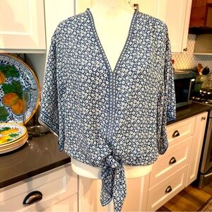 Max Studio Women’s Floral V-Neck Tie Waist Blouse Top Size M Blue Ditsy Western